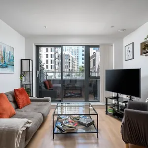 Wandsworth Deluxe Two-bedroom Лондон