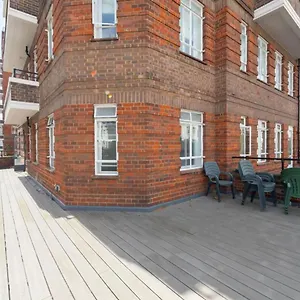 Apartment Sleek & Stylish 1bd Flat W Balcony - Kings Road *