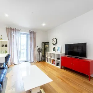 Spacious Modern 3 Bedroom W Balcony, Woolwich Apartment