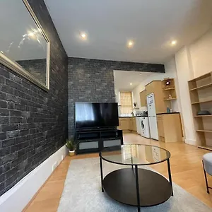 Beautiful 2 Bedroom House In Fulham. Londra
