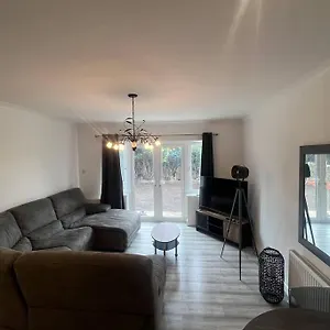 2 Bed With Garden & Parking West