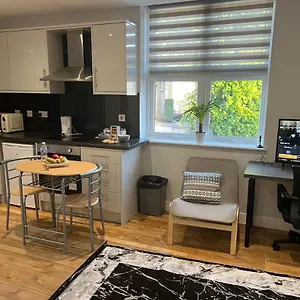 Mj Serviced Up To 6 Guest - Luxurious Living In West London Next To Tube Station & London