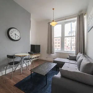 Spacious 2 Bedroom In Downtown Apartment *