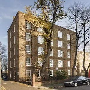 Spacious 2 Bedroom Flat In * London