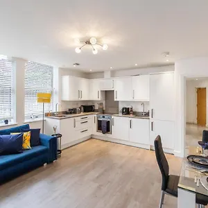 Modern Flat In Golders * London
