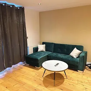 1 Bed Flat Near Apartment *