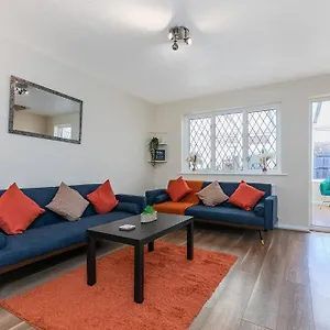 Lovely Two Bed At Tanglewood Apartment Hillingdon