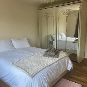 Проживание в семье Single And Doubles Close To
