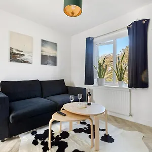 Tranquil 1 Bed Flat In East Apartment *