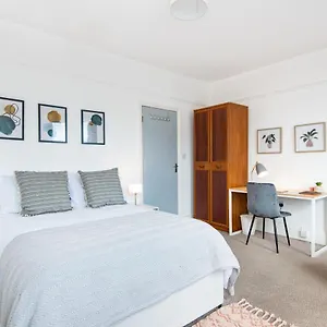 King With A Shared Kitchen And Bathroom In A 5-bedroom House At Hanwell