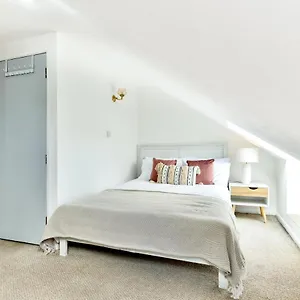 Aparthotel Spacious En-suite In A 5-bedroom House At Hanwell