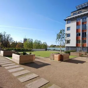 Modern 2 Bed Next To Station + Parking Apartment Beckenham