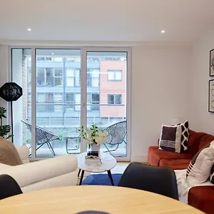 Апартаменты The Limehouse Cut Place - Spacious 2bdr Flat With Balcony Лондон