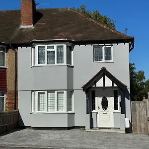 Apartment 3 Bedroom House With Garden In London *
