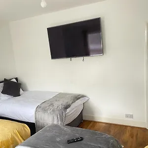 Hometel Large Luxurious Comfy Can Sleep 16 Thornton Heath