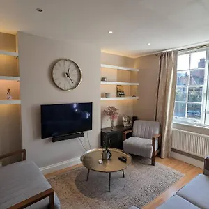 Cosy Flat Steps From Hammersmith Apartment