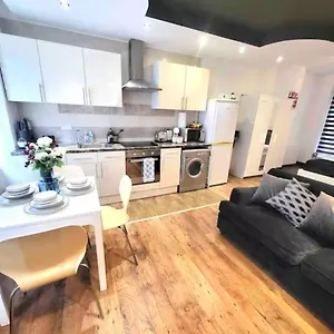 Apartment Flat In Fitzrovia- Near Major Attractions! London