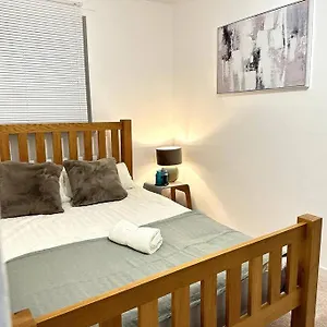 Luxury 3 Bed In Apartment *