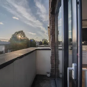 Bright & Quiet - Spacious Apt With Balcony & Lift Апартаменты Лондон