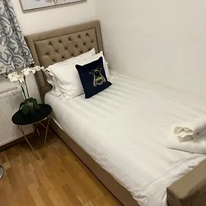 Tj Homes - Double With Single Bed - 3 Min To Tube Station - London Bed and breakfast