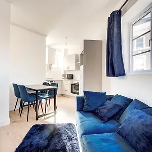 2 Bedroom In Brixton With Wi-fi Apartment *