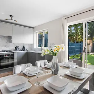 Onsitestays - Early Check In August - Modern 3 Bed House, 2 X Parking, Garden, Wifi & Dishwasher *