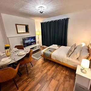 Luxury In Prime Location Apartment