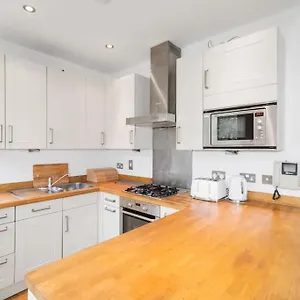2 Bed Private Townhouse Mews, King's Cross Apartment *