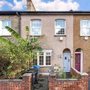 Cosy 3 Bed In Colliers Wood * London