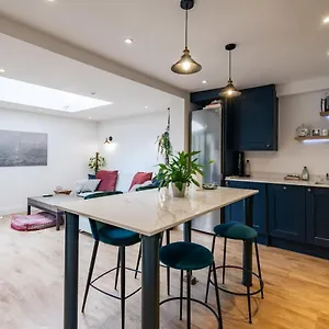 Beautiful Two Bed Abode In South West London