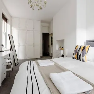 Spacious Apt In Central
