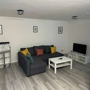 Stylish At Carlton Grove Apartment London