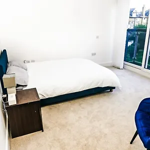 Modern Spacious 2-bed In London