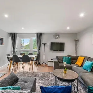 3br-sleeps8-canarywharf-cinemabedroom