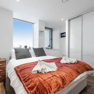 One Bedroom Flat In Bp106 Apartment London
