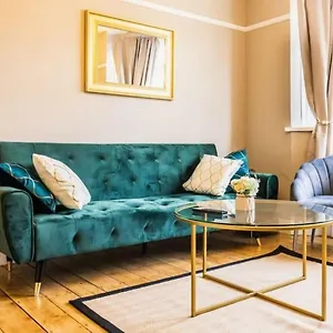 Cosy 3 Bedroom House With Free Parking Near Kingston Thames * New Malden