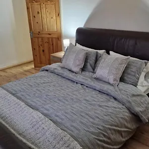 Comfortable 2 Bedroom House With Free Parking And Great Transport Links Дом отдыха *