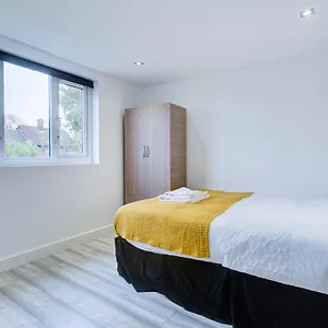 6 - 7 Beds-sleeps 12-elizabeth Line-free Parking Holiday home *