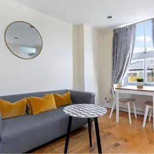 Apartmán Charming Apartment, Sleeps 4- 15 Mins To *