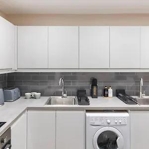 Convenient Spacious House Next Seven Sisters Station