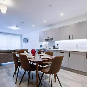 Luxury 2 Bed Flat In A New Block In East Acton Apartment