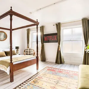 Victorian Style W/ Four-poster Bed In Camden Town *