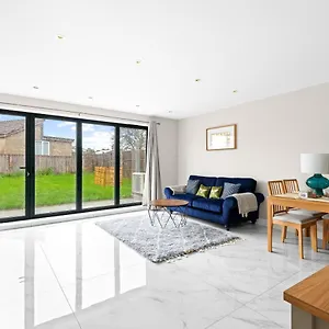 Stylish Sparkling Brand New 3 Bed House * Hounslow