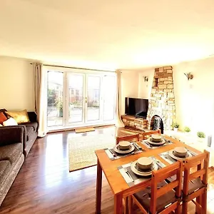 Cosy Luxurious 3 Bedroom House, Free Parking, Free Wifi, Private Garden, Free Netflix Apartment