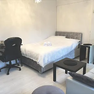 Homestay Spacious Modern Family Bedroom In Central