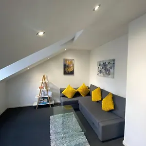 Апартаменты Impeccable 1-bed In Putney Village Лондон
