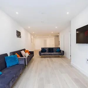 2&3 Bedrooms Near Excel - Modern Spacious For Larger Groups Apartment London