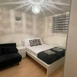 Holiday home Entire 3 Bedroom - Minutes To Emirates Stadium! *