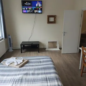 Family Friendly 3 Bedroom Flat Zone 2 - Children Free! * Londýn