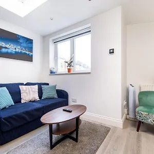 Cosy 1 Bed With Free Parking Close To Underground Station Zone 2 For Quick Access To Up To 5 Guests